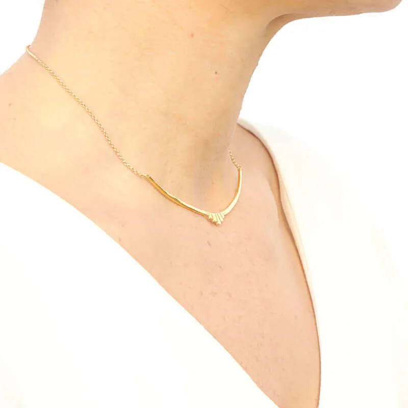 MARITA CURVED BAR PENDANT NECKLACE