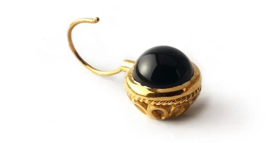 Vintage looking earrings- black gold jewelry