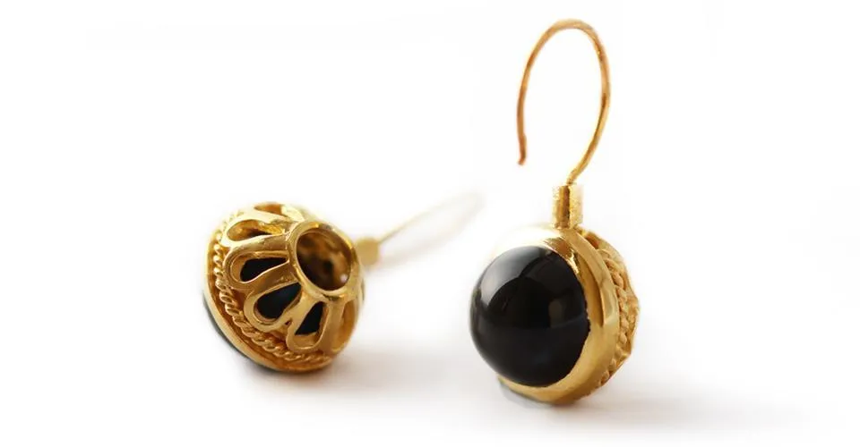 Vintage looking earrings- black gold jewelry